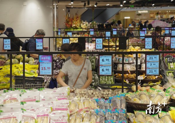 广盛配资 国庆假期至，市民消费忙｜多图